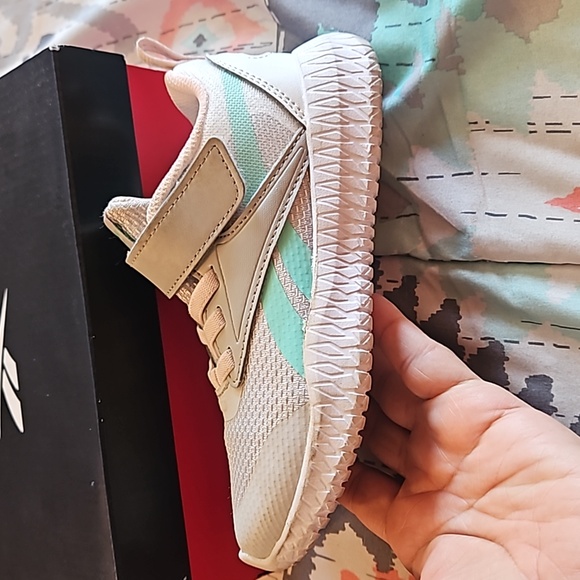 Reebok - Picture 2 of 6